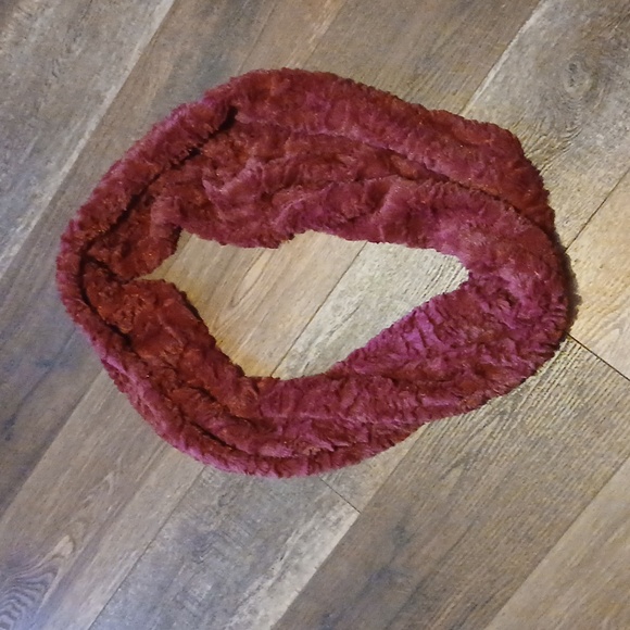 Faux fur infinity scarf - Picture 1 of 8
